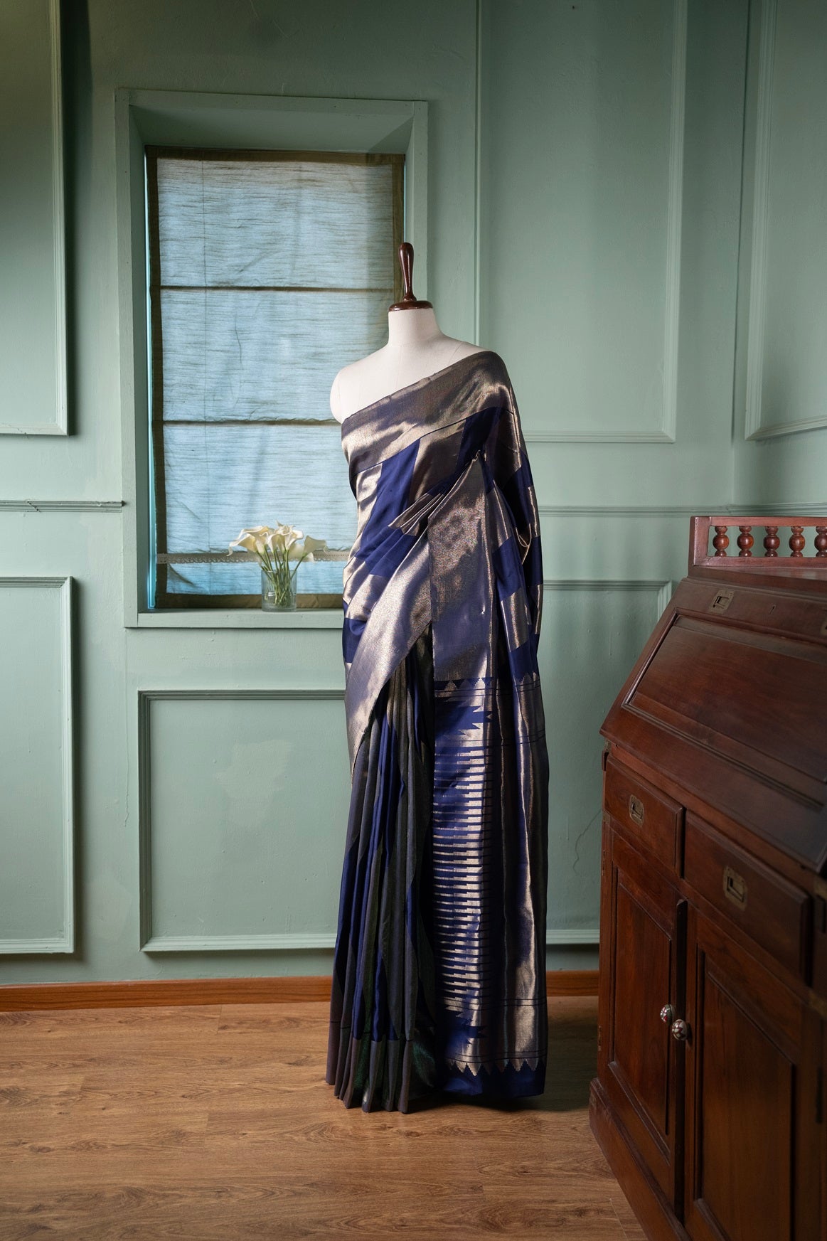 Navy blue color Kanchipuram silk saree.