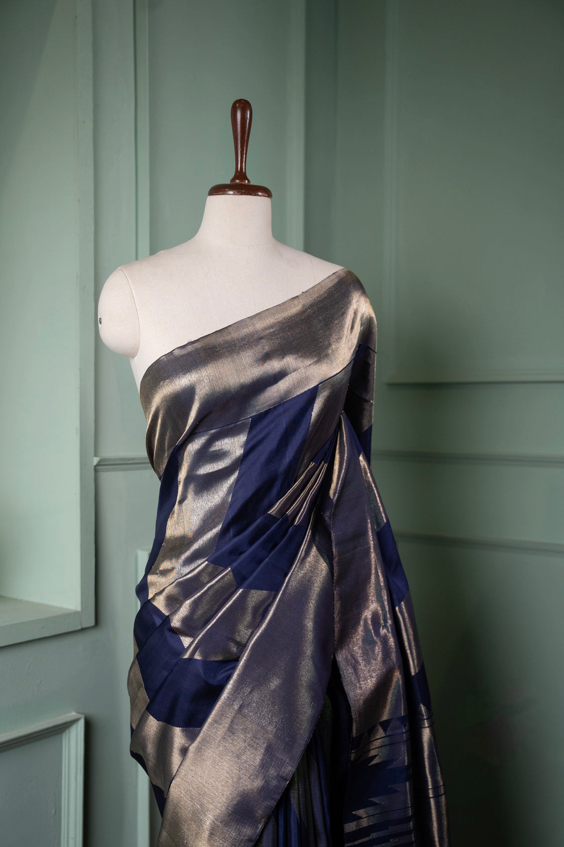 Navy blue color Kanchipuram silk saree.