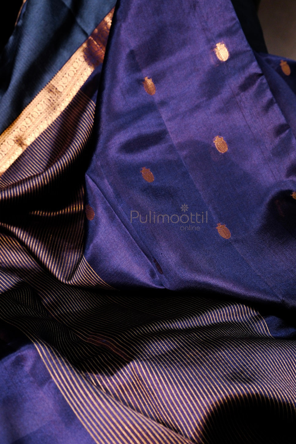 Inner view of mango silk saree with golden mango motifs and delicate pinstripe zari lines, highlighting its shimmer and quality.