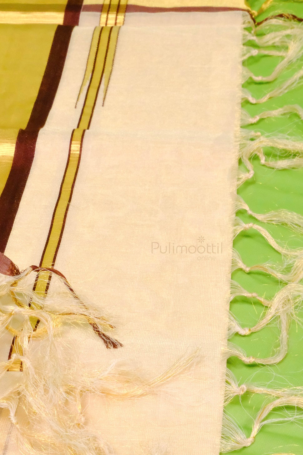 End portion (pallu) of a Kerala saree with golden and maroon vertical stripes, off-white base, and hand-knotted tassels.
