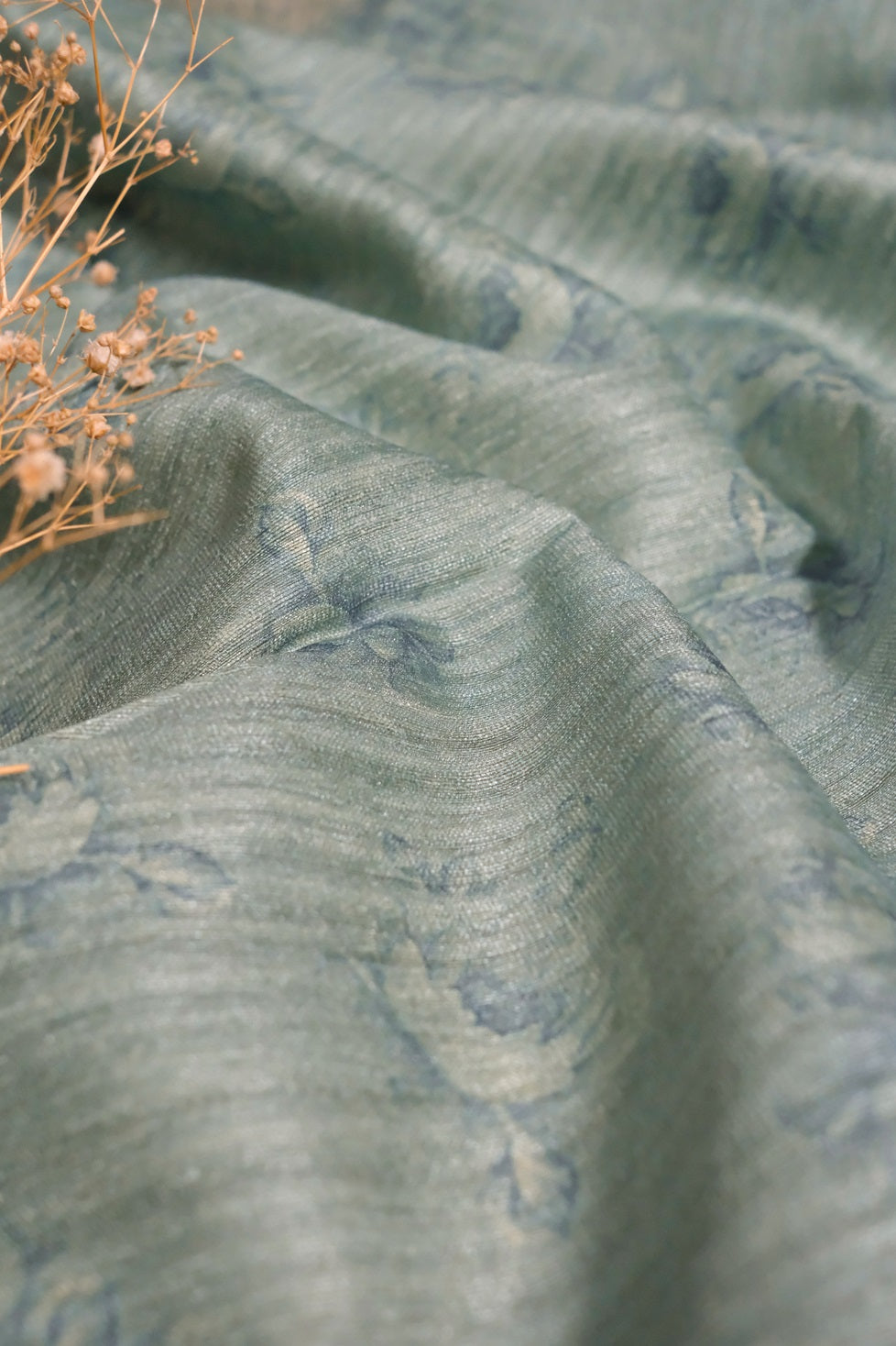 showing blouse piece of semi jute floral saree