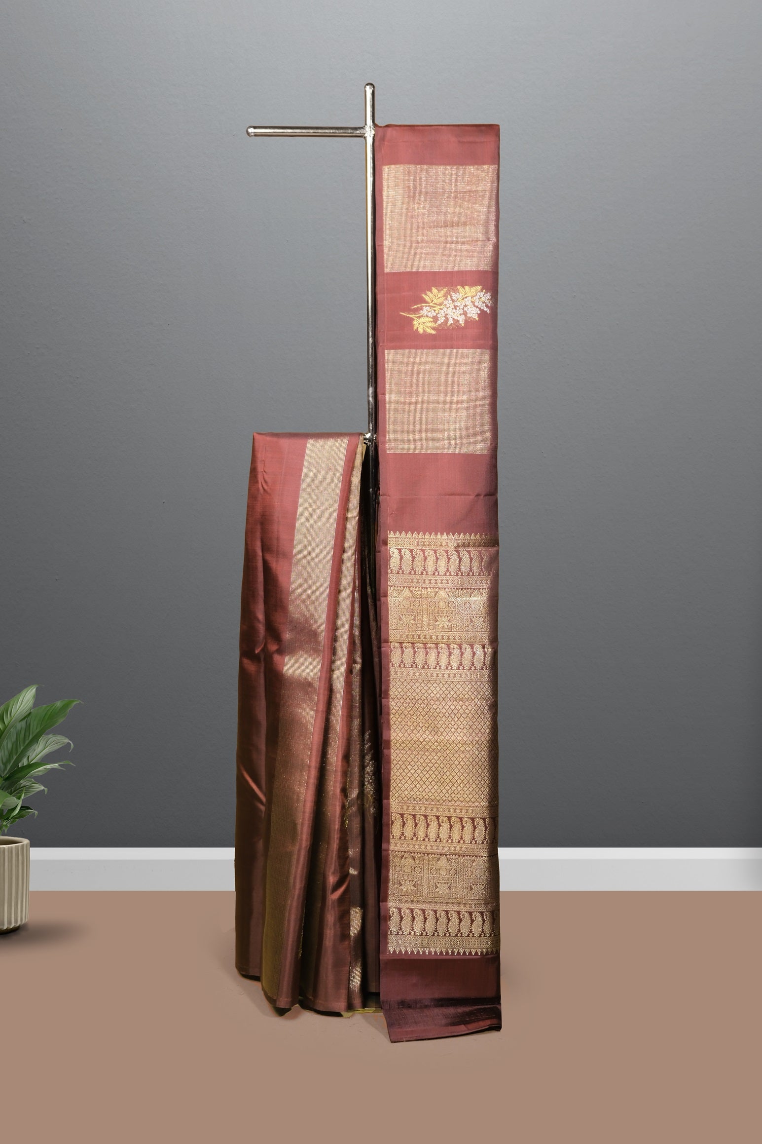 Coffee brown color Kanchipuram saree.