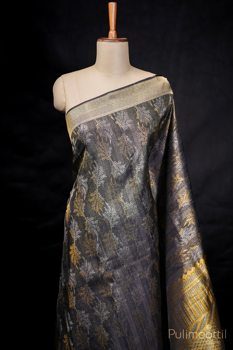 Black Colour Kanchipuram Brocade Saree.